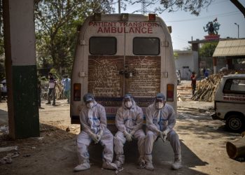 Índia registra novo recorde de mortes por Covid e chega ao 14º dia com mais de 300 mil casos