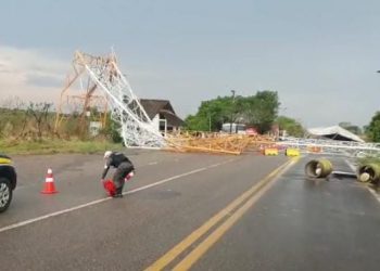 Temporal derruba torre de telefonia móvel na BR-317 no trevo de Senador Guiomard e causa interdição na rodovia