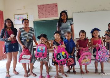 Em Tarauacá, professora Cíntia Araújo consegue doações de bolsas para alunos carentes