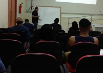 Em Tarauacá, professor Orlando Melo ministra aulas gratuitas para concurseiros