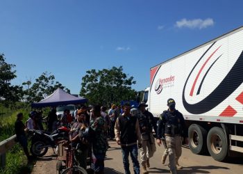Taxistas terminam protesto e liberam BR-364