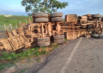 Carreta tomba na BR-364 próximo a Feijó
