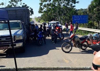 Em protesto às péssimas condições da BR-364, taxistas fecham rodovia na manhã desta quarta-feira (8)