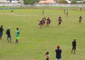 Equipes indígenas disputam a final do Campeonato de Campo da Comunidade do Caucho no estádio Naborzão