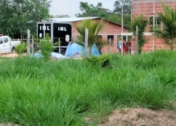 Homem mata esposa a golpes de terçado em Cruzeiro do Sul e joga corpo na rua e diz: “É assim que se faz”