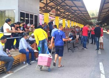 Com salários atrasados, motoristas de ônibus entram em greve geral
