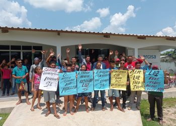 Em Feijó, moradores do ramal Tingui fazem protesto em frente ao escritório da Energisa