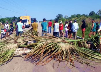 Tráfego na BR-364 volta a ser interditado por moradores do Juruá