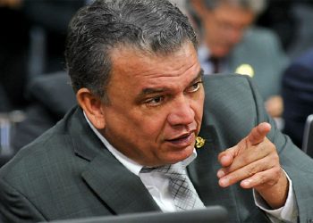 Petecão propõe mudança na lei para isentar professor de Imposto de Renda