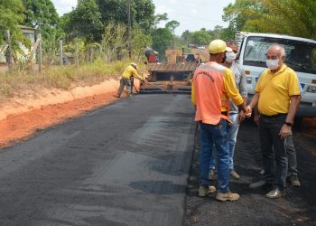 Prefeitura de Rio Branco leva asfalto ao ramal da Cinco Mil e anima moradores