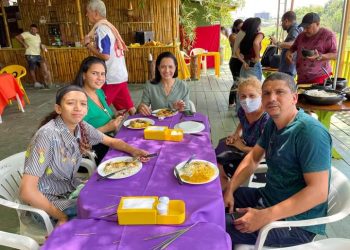 À procura da popularidade, Mailza almoça no Quintal do Osvaldo e toma café no mercado
