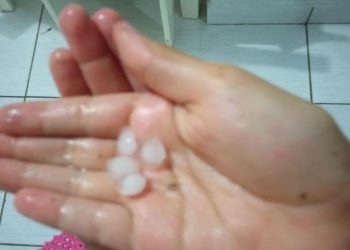 Chuva de granizo cai em Mâncio Lima nesta segunda (20): Moradores fazem registro