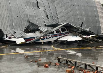 Forte temporal derruba hangar sobre avião e helicóptero em Cruzeiro do Sul