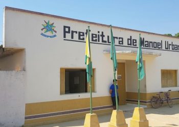 Prefeito de Manoel Urbano sanciona lei para receber 13º salário e férias junto com vice e secretários