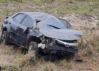 Homem capota carro com restrição de roubo enquanto fugia da polícia no Acre