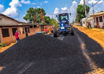 Prefeitura de Plácido de Castro realiza pavimentação asfáltica do bairro Olaria