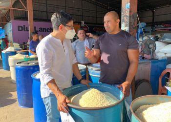 Pré-Candidato a Governo Jenilson Leite  toma café no Mercado  Beira Rio e ouve produtores em Cruzeiro  do Sul