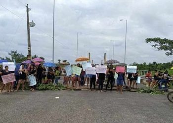 Mulheres de presos fecham ponte do rio Envira na BR-364 em Feijó durante protesto