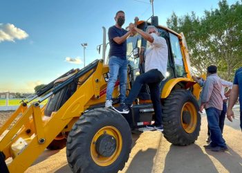 No Alto Acre, Petecão entrega máquina, inaugura centro para idosos e conversa sobre segurança com o governador de Pando
