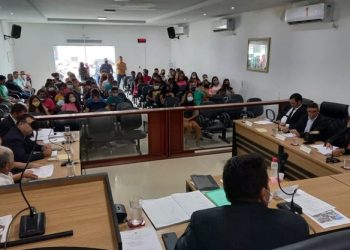 Alunos da escola Edmundo Pinto visitam a Câmara Municipal de Tarauacá