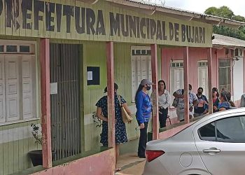 Trabalhadores da Educação do Bujari pressionam prefeito para pagamento de abono