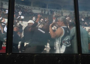 Derrota do Vasco para o Botafogo em São Januário é marcada por confusão e revolta dos torcedores