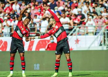 Flamengo decide jogo em 10min, goleia o São Paulo e mantém chance do tri do campeonato