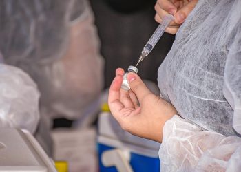 Saúde anuncia dose de reforço contra a Covid-19 para adultos