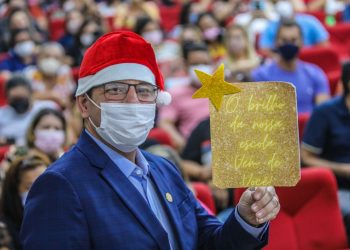 Com chapéu de Papai Noel, Gladson assina PL que concede mais de R$ 16 mil a 8 mil servidores