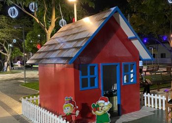 Após críticas, prefeitura repinta casinha do Papai Noel de vermelho na Praça da Revolução