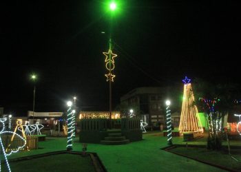 Praça Valério Caldas de Magalhães ganha nova decoração de Natal; veja fotos