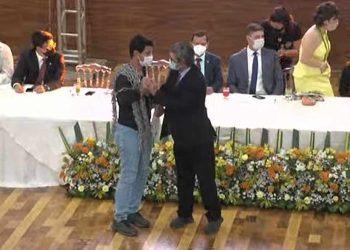 Jovem acorrentado há mais de 16 dias em frente ao Palácio é homenageado na Assembleia do Acre