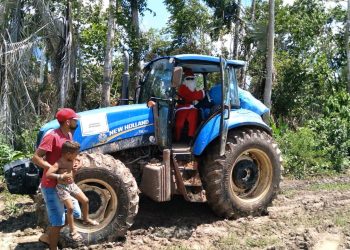Papai Noel chega de trator com os presentes de crianças indígenas em Porto Walter