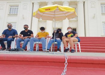 Aprovados no cadastro da Civil estão na frente do Palácio há seis dias; um está acorrentado