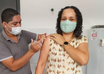 “É muito importante que todos se vacinem”, diz prefeita de Tarauacá ao receber 3º dose contra a covid-19