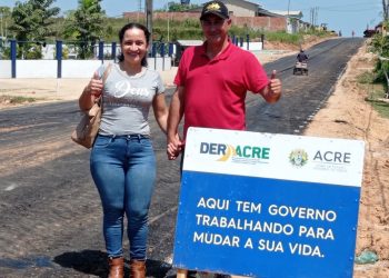 Tarauacá: Prefeita Maria Lucinéia acompanha o trabalho de asfaltamento da Avenida Avelino Leal