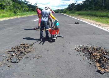 Fotografias que mostram buracos e rachaduras na pista de pouso de Marechal Thaumaturgo são antigas, Diz Deracre