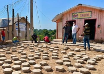 Prefeito Isaac Pyãko fiscaliza andamento da pavimentação da Rua Cinco de Novembro