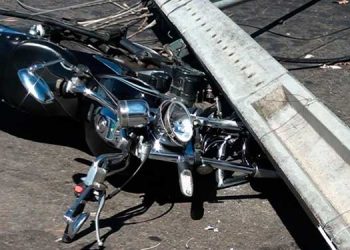 Concessionária de energia elétrica deve indenizar motociclista por acidente com poste caído na via pública