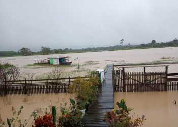 Rio Tarauacá sobe rapidamente e ultrapassa a cota de transbordamento nesta segunda-feira