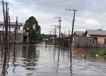 Rio Tarauacá aumenta o nível de suas águas durante a noite de segunda feira e preocupa população e autoridades