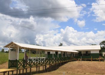 Prefeita Maria Lucinéia inaugura escola reformada e ampliada na comunidade Tauari