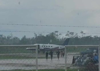 Com acesso ao pátio ruim, passageiros são ‘obrigados’ a desembarcar na chuva em Jordão
