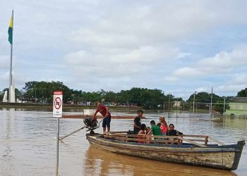 Rio Acre passa dos 15 metros, atinge sete bairros e desabriga 33 famílias em Rio Branco