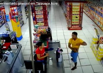 Homem armado com facão assalta caixa de supermercado, em Tarauacá
