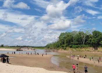 Praia de Tarauacá começa a atrair banhistas