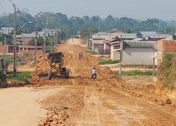 Avança terraplanagem para pavimentação da rua Altevir Leal no Esperança em Tarauacá