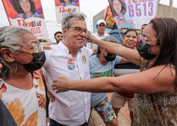 Jorge Viana e Marcus Alexandre são abraçados por moradores do Calafate