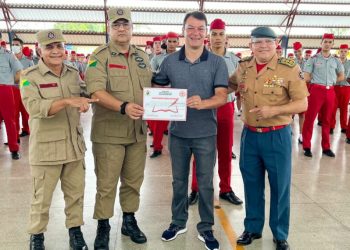 Deputado Roberto Duarte entrega smarts TVs no Colégio Militar Dom Pedro II