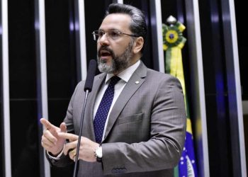 Após votar contra PEC da Transição, Alan Rick diz: “Eu não seria irresponsável de dar um cheque em branco”